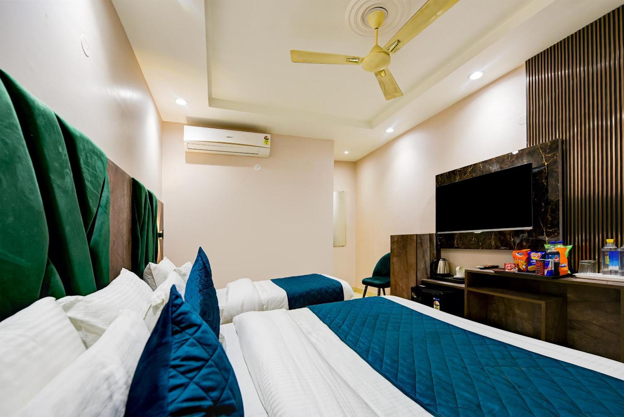 Hotel The Pearl Plaza In Centre - Near Railway Station